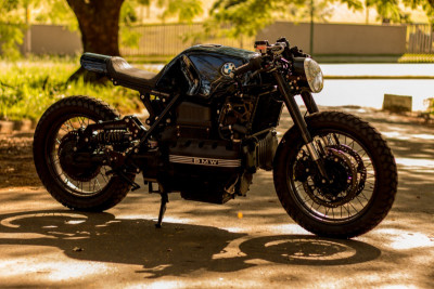 Inspirasi F1 dalam Cafe Racer BMW K-100 thumbnail